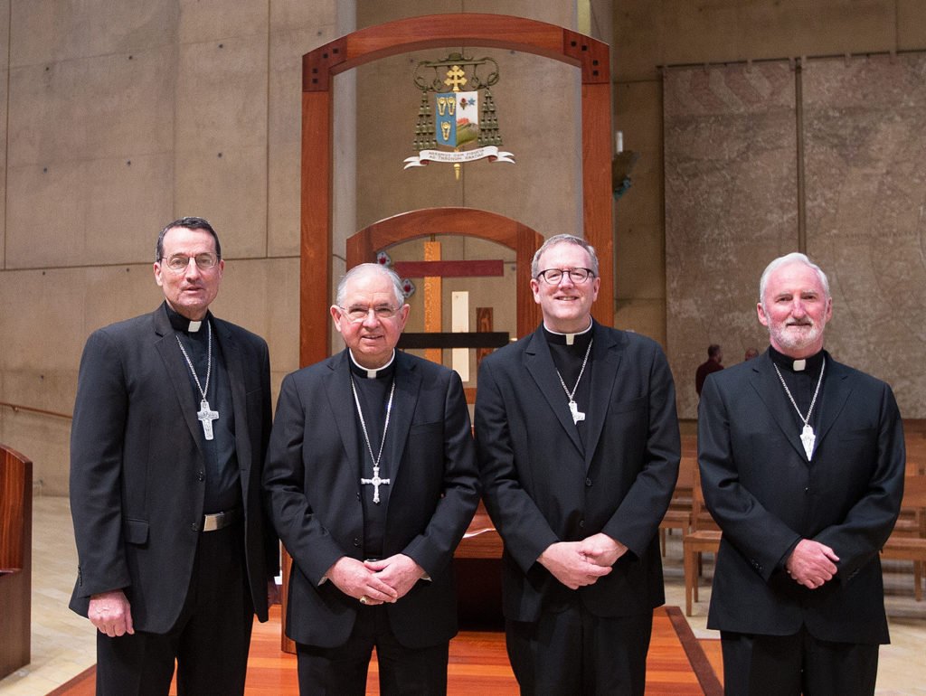 El arzobispo José H. Gómez posa con los «trillizos» nombrados por el papa Francisco como nuevos obispos auxiliares de Los Ángeles en 2015: el obispo Joseph Brennan, a la izquierda; el obispo Robert Barron, segundo por la derecha; y el obispo David O’Connell. (Víctor Alemán)