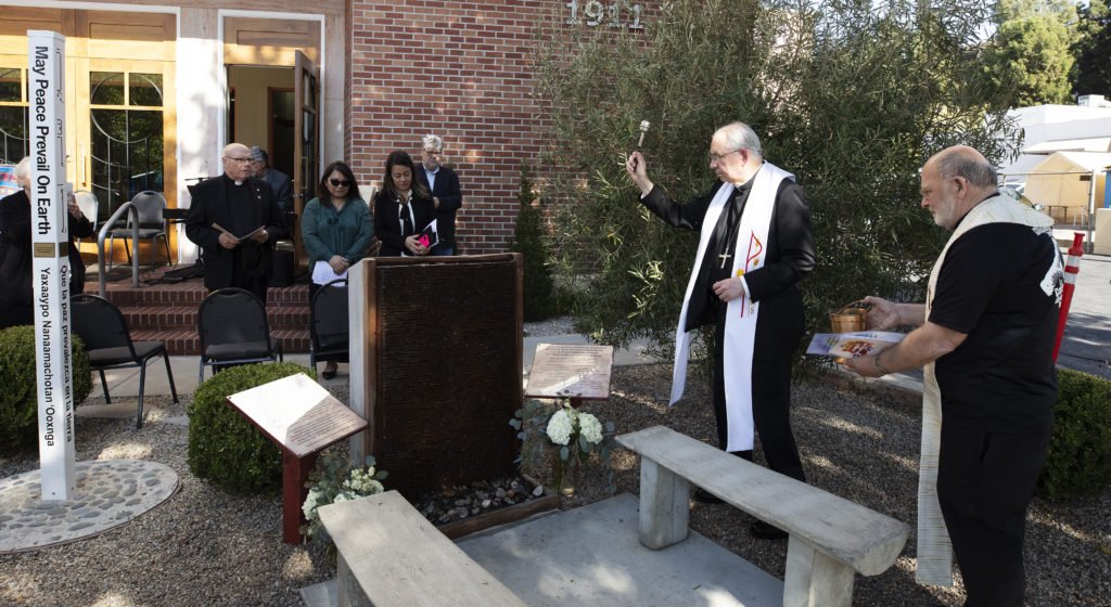 El arzobispo Gómez bendice la instalación de agua “Weeping Wall” durante la inauguración del “Garden of Healing” en el St. Camillus Center for Pastoral Care cerca del este de Los Ángeles el 26 de octubre de 2022. A la derecha está el fallecido capellán del centro, el padre Chris Ponnet. (Victor Alemán)