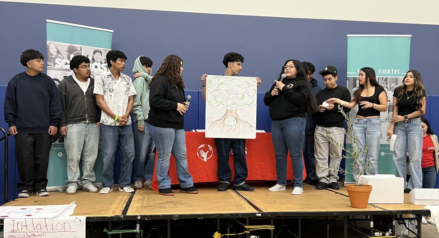 Jóvenes presentan sus conclusiones tras reflexionar sobre los problemas que afectan a sus comunidades durante el evento “Teens in Motion” el 7 de marzo en la Escuela St. Thomas the Apostle en Los Ángeles, organizado por el capítulo de Scholas USA en LA. (Scholas USA)