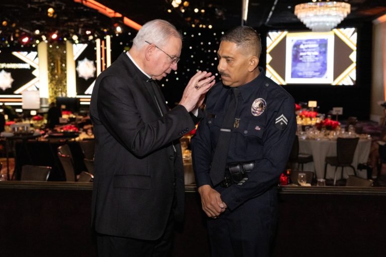 El arzobispo Gomez bendice a un sargento del Departamento de Policía de Los Ángeles que asistió a la cena de los Premios del Arzobispo 2026. También estuvo presente el jefe de policía Jim McDonnell. (Javier De León)