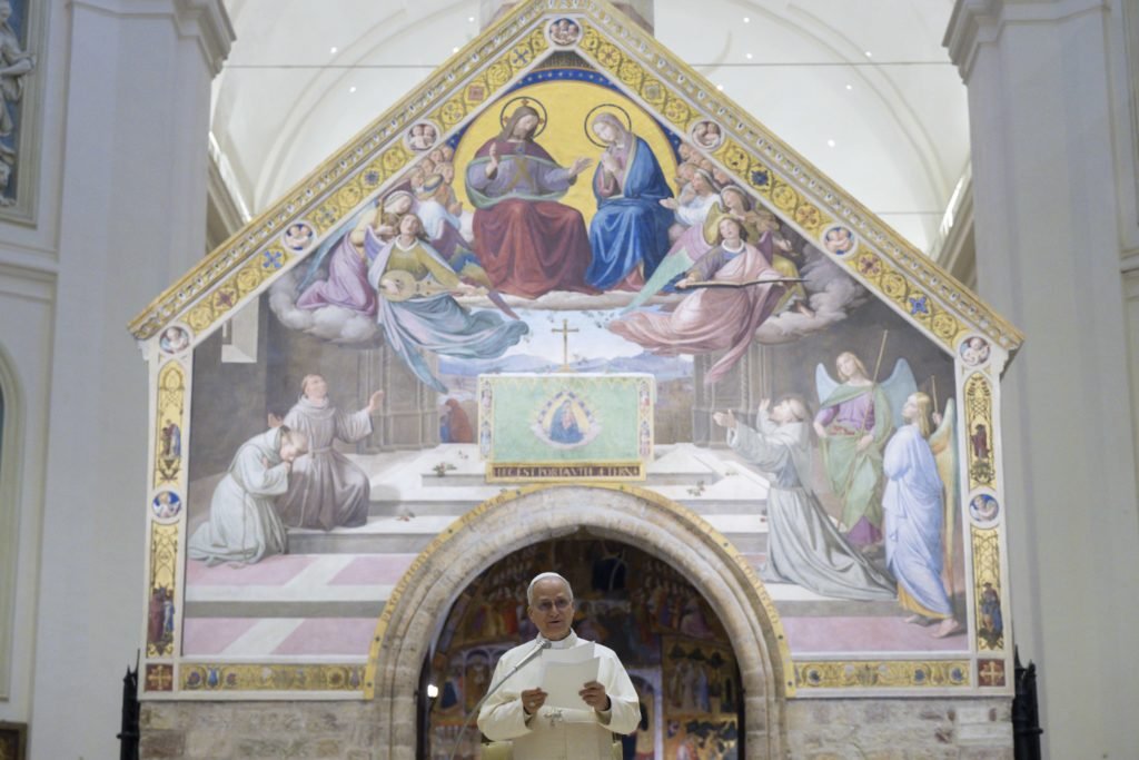 El Papa León XIV habla ante miembros de la conferencia episcopal italiana frente a la Porciúncula en la Basílica de Santa María de los Ángeles en Asís, Italia, el 20 de noviembre de 2025. (CNS/Vatican Media)