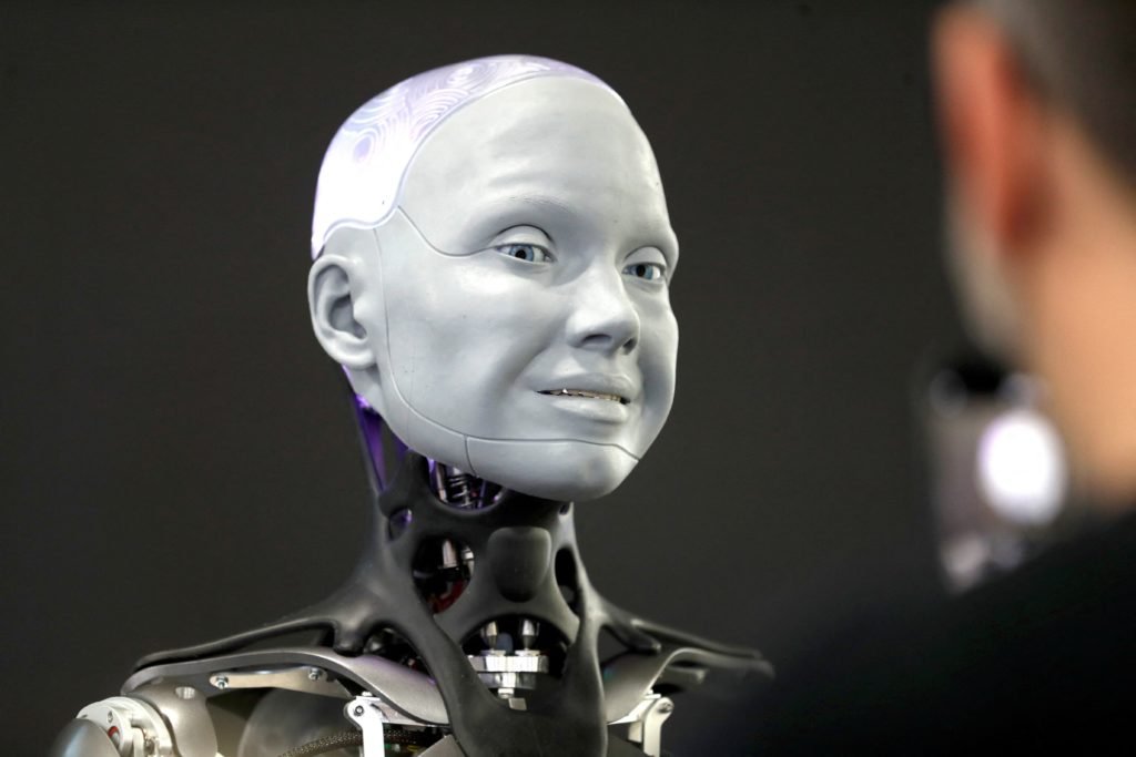 Ameca, un robot humanoide de Engineered Arts, interactúa con asistentes en la entrada del Pabellón del Reino Unido durante CES 2022 en Las Vegas, el 6 de enero de 2022. (OSV News/Steve Marcus, Reuters)