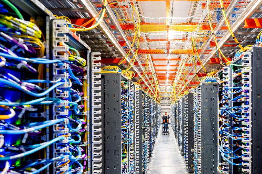 Un técnico trabaja en un centro de datos de inteligencia artificial en New Carlisle, Indiana, el 2 de octubre de 2025. (OSV News/Noah Berger para AWS vía Reuters)