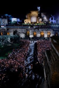 Los fieles se reúnen a la llegada del Papa León XIV para presidir el Vía Crucis en el Coliseo de Roma el 3 de abril de 2026. (Foto OSV News/Remo Casilli, Reuters)
