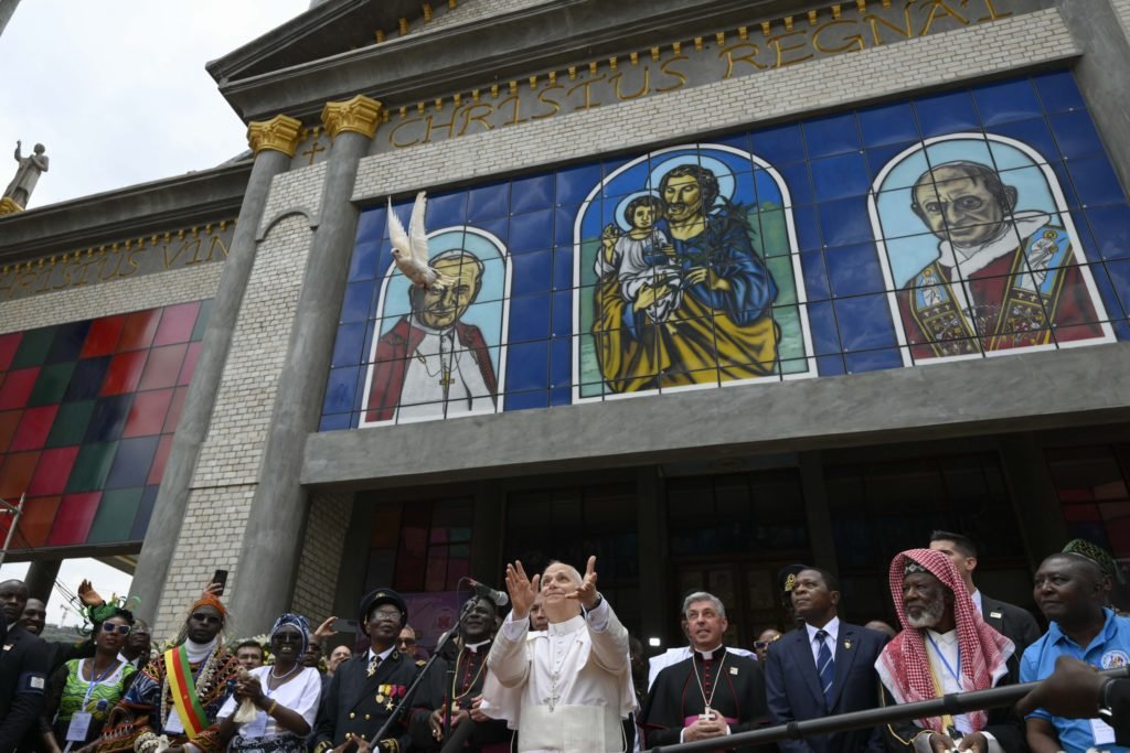 El Papa León XIV libera una paloma tras participar en un Encuentro por la Paz en la catedral de San José en Bamenda, Camerún, el 16 de abril de 2026. (OSV News/Simone Risoluti, Vatican Media)