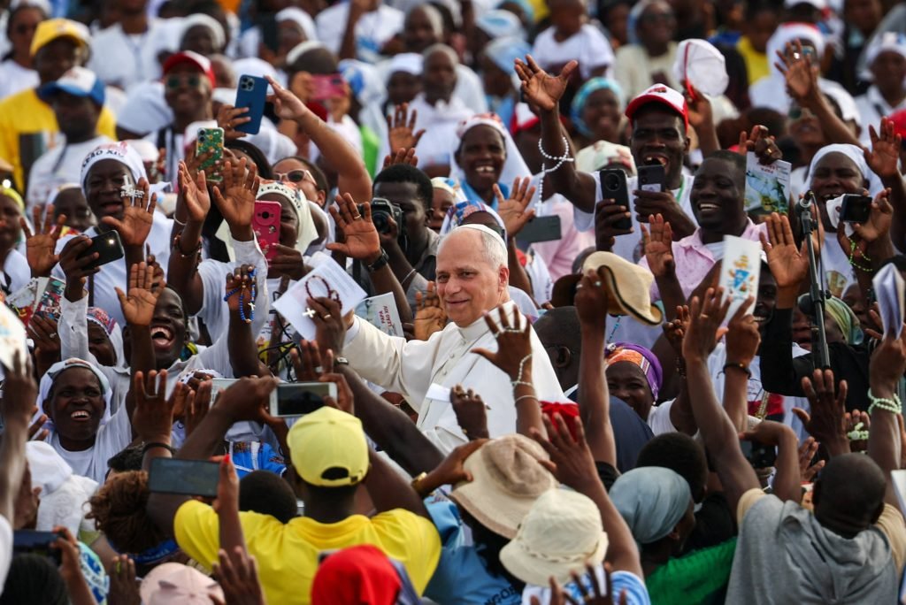 El Papa León XIV junto a fieles el día en que rezó el rosario en el santuario de Mama Muxima en Muxima, Angola, el 19 de abril de 2026. (OSV News/Guglielmo Mangiapane, Reuters)