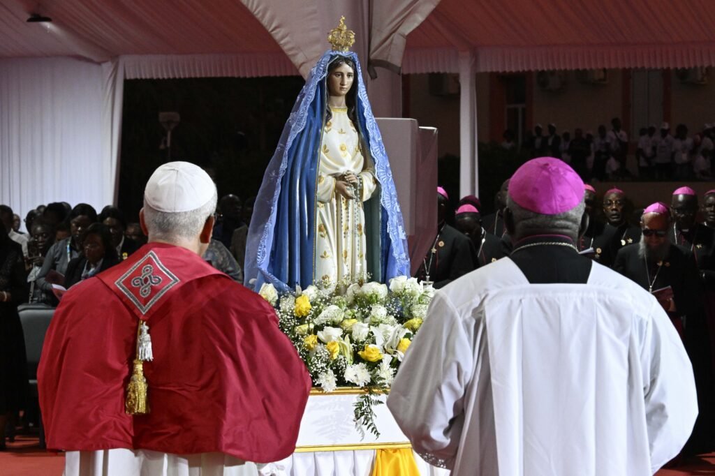 El papa León XIV dirige el rezo del rosario en el santuario de Nuestra Señora de Muxima, en Muxima (Angola), el 19 de abril de 2026. (Foto: OSV News/Simone Risoluti, Vatican Media)