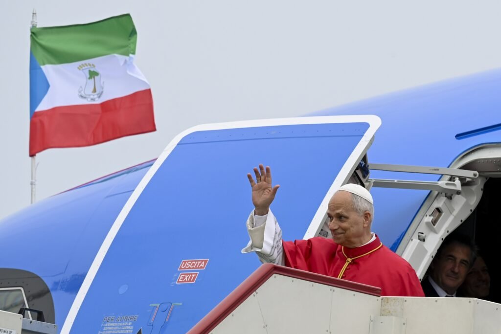 El Papa León XIV a su llega al Aeropuerto Internacional de Malabo el 21 de abril de 2026, para iniciar su visita apostólica a Guinea Ecuatorial. (Foto OSV News/Simone Risoluti, Vatican Media)