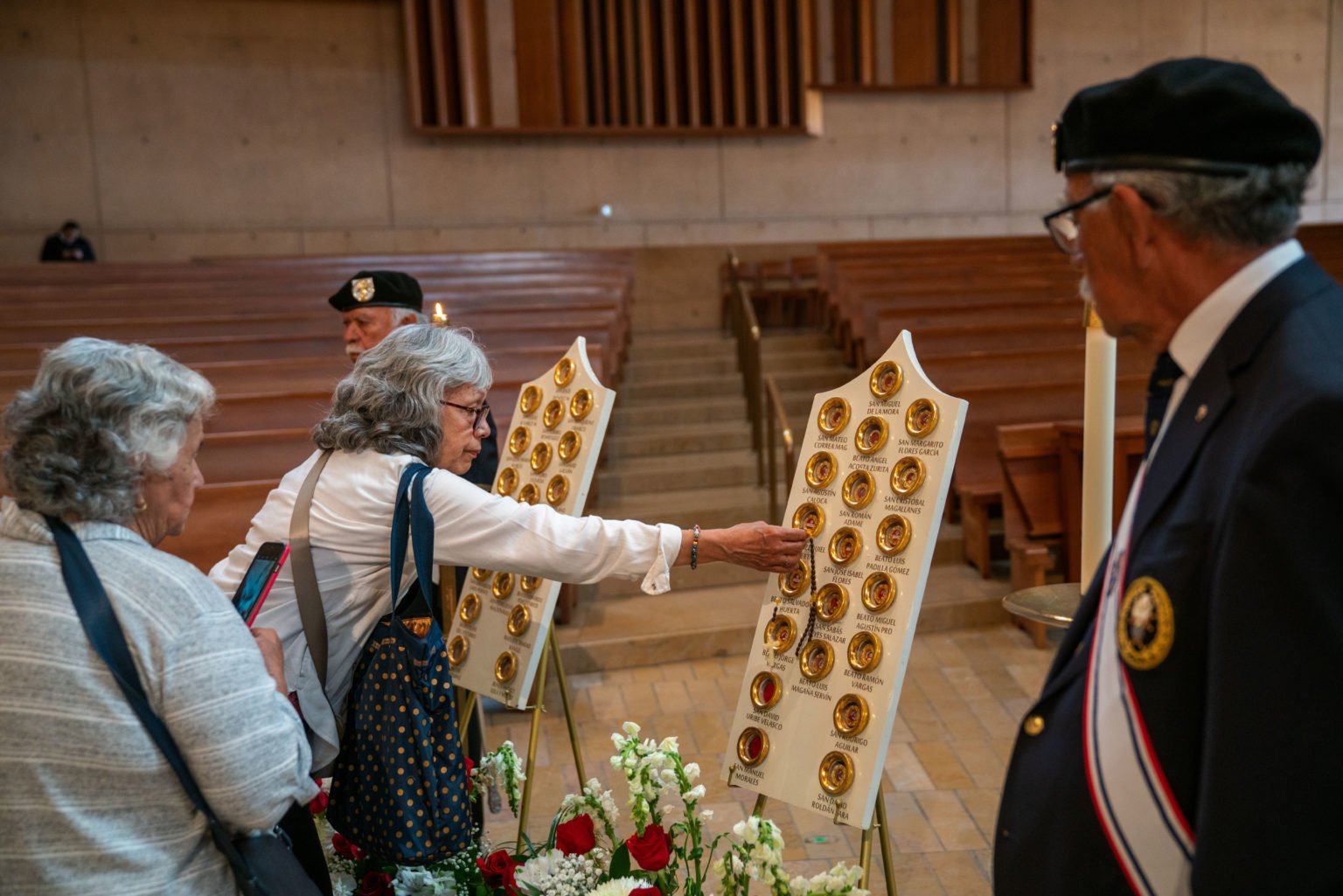 Los asistentes veneran las 36 reliquias de mártires de la Guerra Cristera en la Catedral de Nuestra Señora de los Ángeles el 18 de abril. (John Rueda)