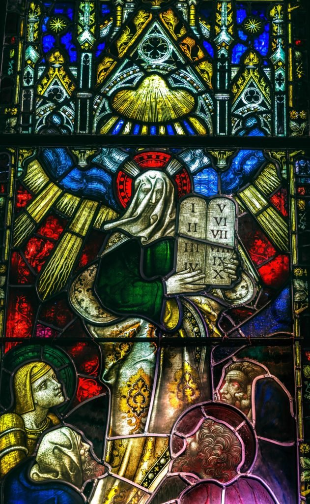 Moisés aparece representado con velo y las Tablas de la Ley en un vitral de la catedral episcopal de San Andrés en Honolulu, Hawái. (Shutterstock)