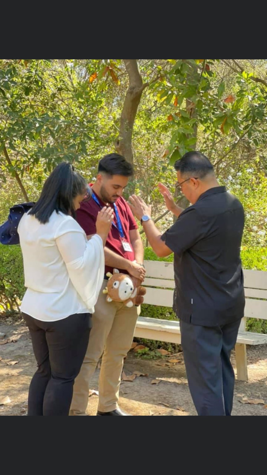 Los padres de David Zamora le dan una bendición después de dejarlo en el Seminario San Juan en 2021. (Foto cedida)