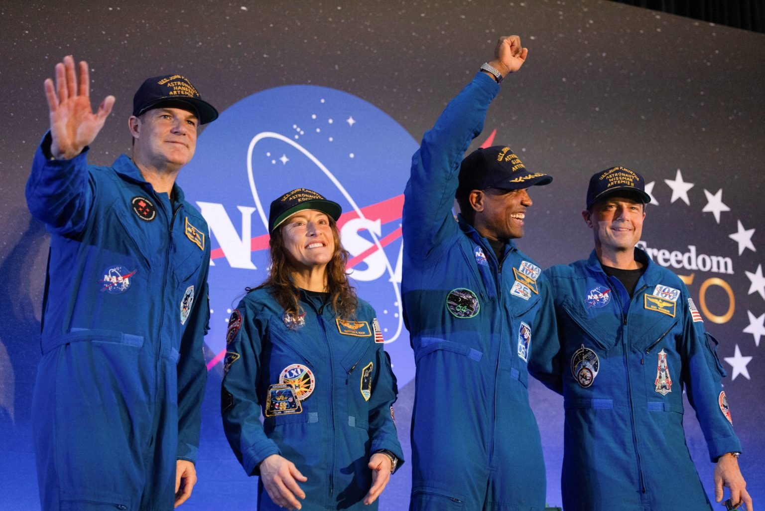 Los astronautas Jeremy Hansen, de la Agencia Espacial Canadiense, y Christina Koch, Victor Glover y Reid Wiseman, de la NASA, saludan a la multitud en el Aeropuerto Ellington, en Houston, el 11 de abril, tras regresar de la misión Artemis II, que orbitó la Luna a bordo de la cápsula Orion. La misión Artemis II de la NASA llevó a los cuatro astronautas en un viaje de casi 10 días alrededor de la Luna y de regreso a la Tierra, culminando con un amerizaje en el océano Pacífico el 10 de abril. (OSV News/Lexi Parra, Reuters)