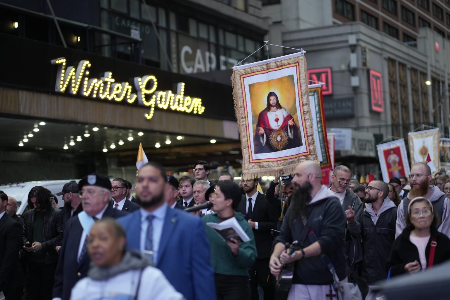 Un estandarte con la imagen del Sagrado Corazón de Jesús durante una procesión eucarística por el sector de Midtown Manhattan, en la ciudad de Nueva York, el 14 de octubre de 2025. (OSV News/Gregory A. Shemitz)