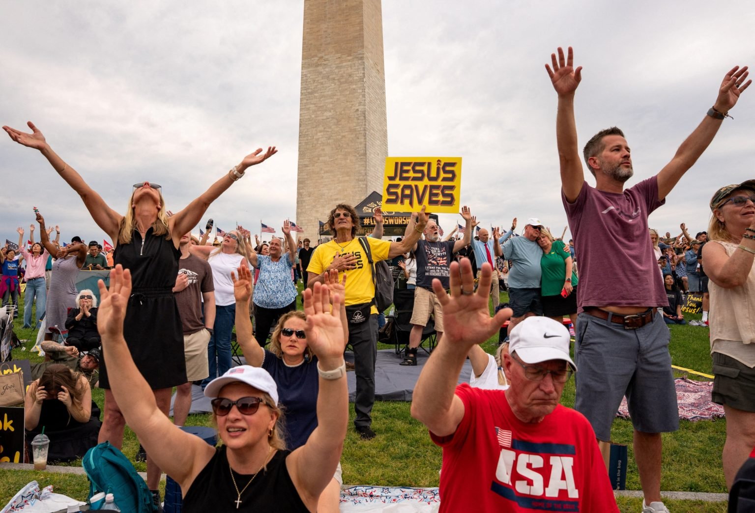 Un grupo de personas participan en un servicio de oración cerca del Monumento a Washington antes del evento “Rededicate 250: Jubileo Nacional de Oración, Alabanza y Acción de Gracias”, celebrado el 16 de mayo en el National Mall para conmemorar el 250.º aniversario de Estados Unidos. (Foto de OSV News/Seth Herald, Reuters)