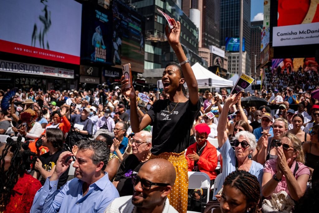 Personas celebran durante el concierto Broadway Celebrates Juneteenth en Times Square, en la ciudad de Nueva York, el 19 de junio de 2025. Juneteenth conmemora el fin de la esclavitud en Texas, ocurrido dos años después de la Proclamación de Emancipación de 1863, que declaró libres a las personas afroamericanas esclavizadas en los estados confederados. El 19 de junio de 1865, tropas de la Unión llegaron a Galveston, Texas, para anunciar oficialmente que todas las personas que permanecían esclavizadas habían sido liberadas. La festividad federal de Juneteenth, establecida en 2021, se celebra cada 19 de junio. (Foto OSV News/Angelina Katsanis, Reuters)