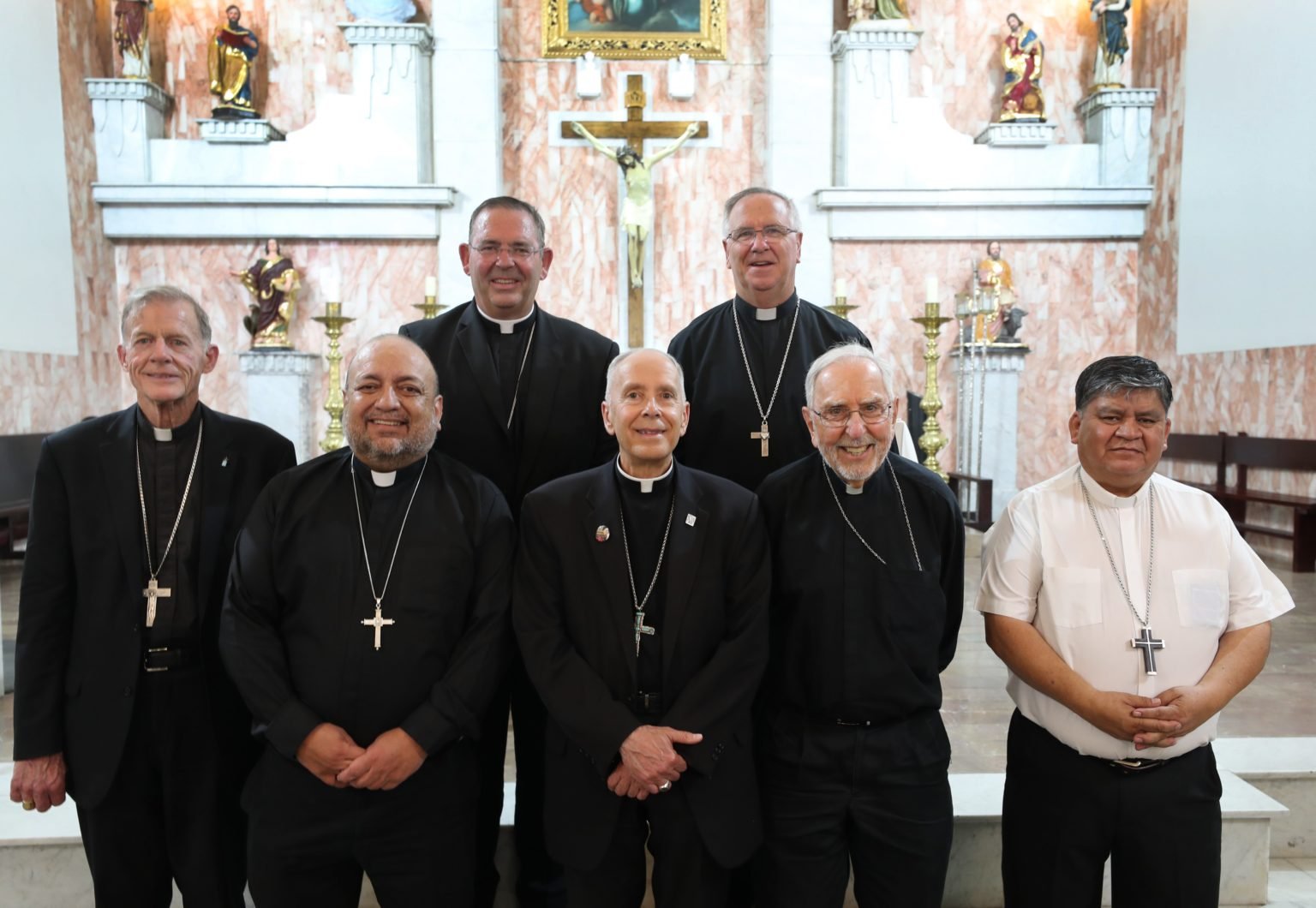 Obispos de Estados Unidos y México posan para una foto tras un servicio de oración en la histórica Purísima Concepción (Iglesia de la Inmaculada Concepción), en Nogales, Sonora, México, el 26 de junio de 2026, luego de la “Border Mass 250”, un encuentro binacional de fe y solidaridad celebrado en la iglesia del Sagrado Corazón en Nogales, Arizona. En la primera fila aparecen el arzobispo John C. Wester (Santa Fe), el obispo José Luis Cerra (Nogales, Sonora), el obispo Mark J. Seitz (El Paso), el obispo emérito Gerald F. Kicanas (Tucson) y el obispo Enrique Sánchez Martínez (Mexicali). En la fila de atrás están los obispos James A. Misko (Tucson) y John P. Dolan (Phoenix). (Foto de OSV News/Bob Roller)