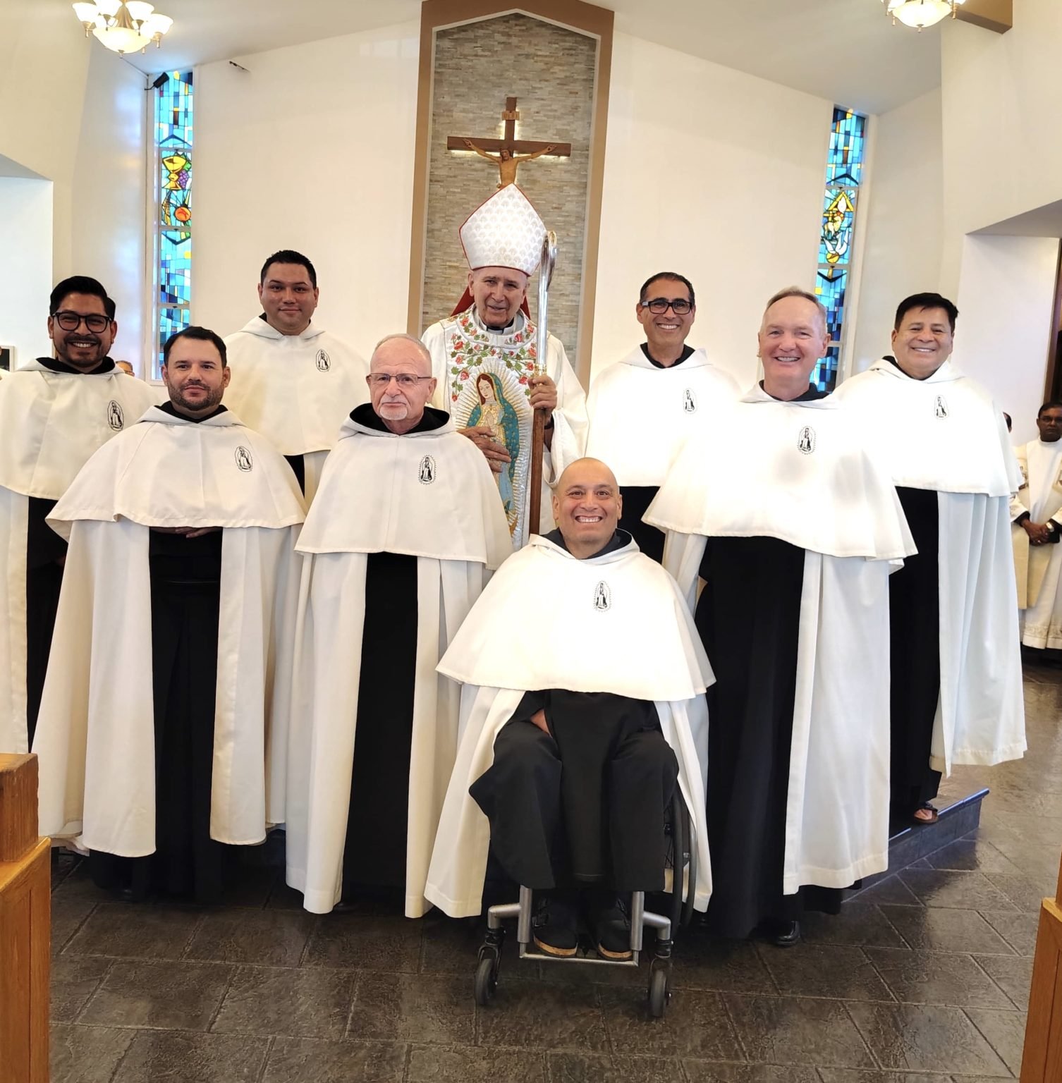Los frailes posan junto al cardenal Roger Mahony, quien presidió la misa conmemorativa. (Foto de cortesía)