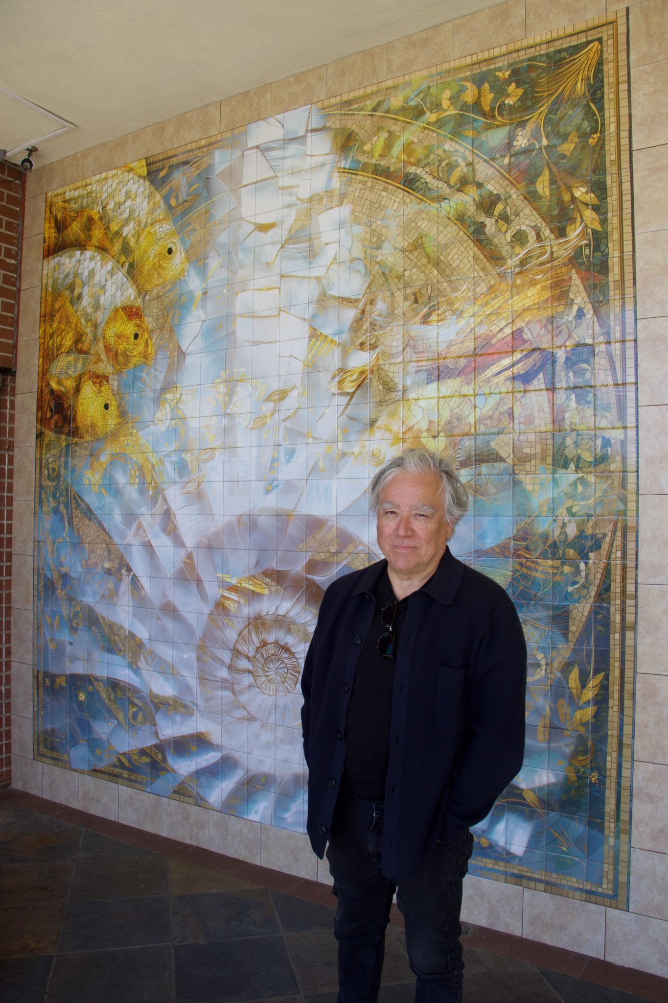 José García Moreno posa frente al nuevo mural de azulejos inspirado en la tradición portuguesa que creó para la iglesia de la Sagrada Familia en Artesia. (Kimmy Chacon)