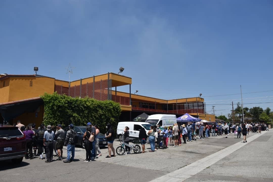 Cientos de residentes afectados acudieron a la parroquia Nuestra Señora de la Victoria, en el este de Los Ángeles, para recibir purificadores de aire, información y otros recursos. (Padre Alexander Hernandez)