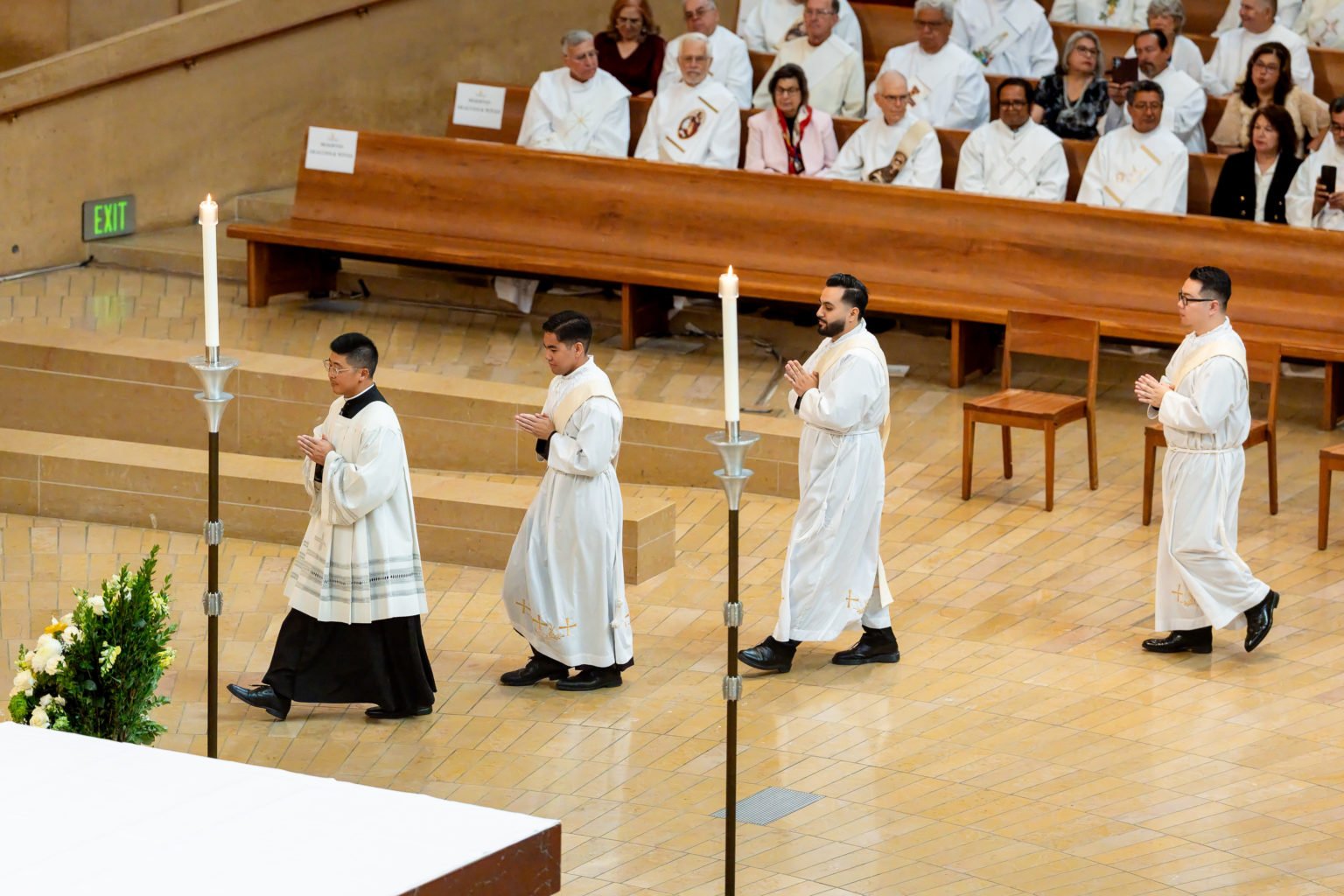 Los padres Jerick Alenton, David Zamora y Shengda “Martin” Zhu ingresan en procesión a la Catedral de Nuestra Señora de los Ángeles el 30 de mayo para dar inicio a la Misa de su ordenación sacerdotal. (Joe Garcia III)