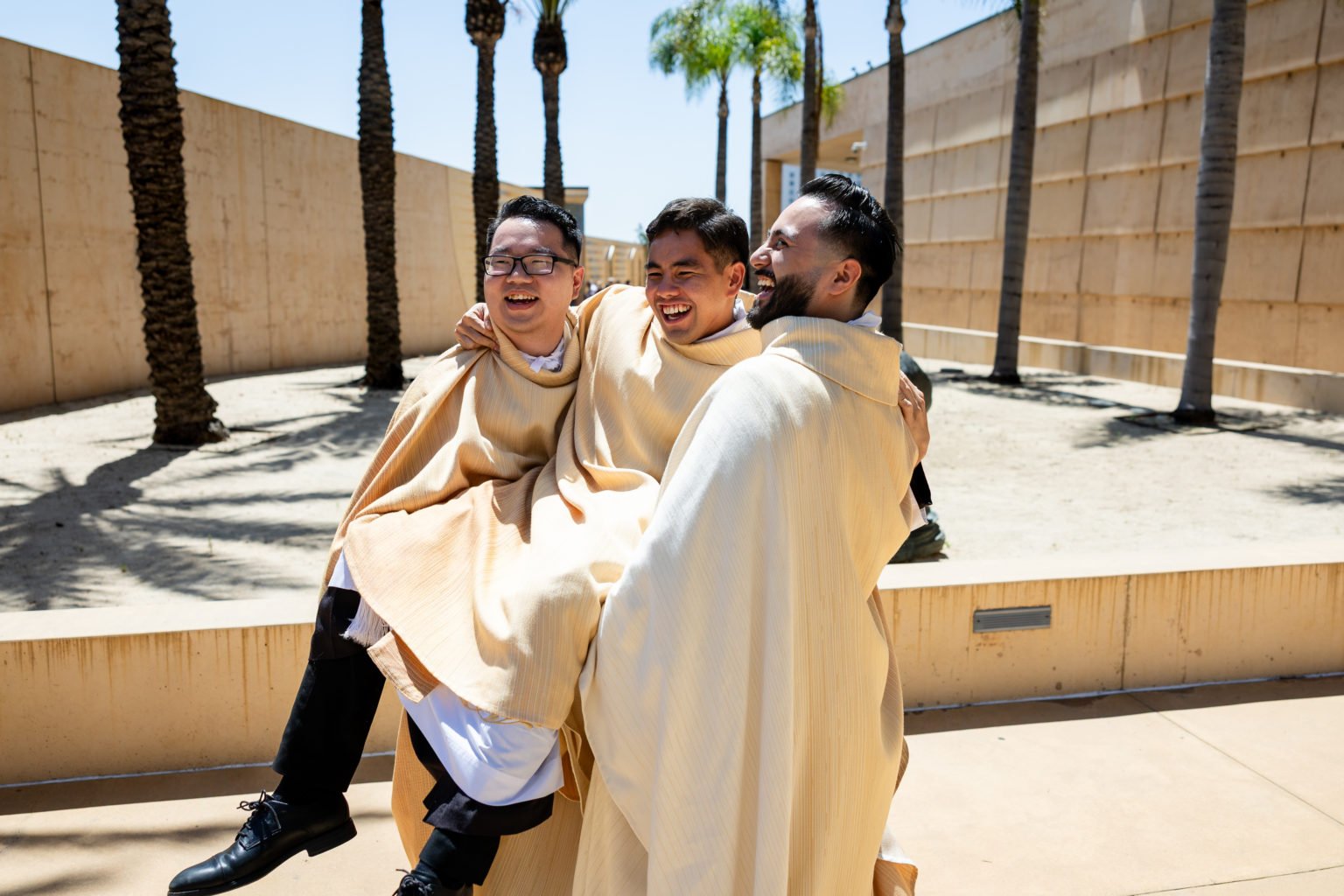 Los recién ordenados sacerdotes, el padre Shengda “Martin” Zhu, el padre Jerick Alenton y el padre David Zamora, comparten un momento de alegría después de la Misa de ordenación celebrada el 30 de mayo en la Catedral de Nuestra Señora de los Ángeles. (Joe Garcia III)