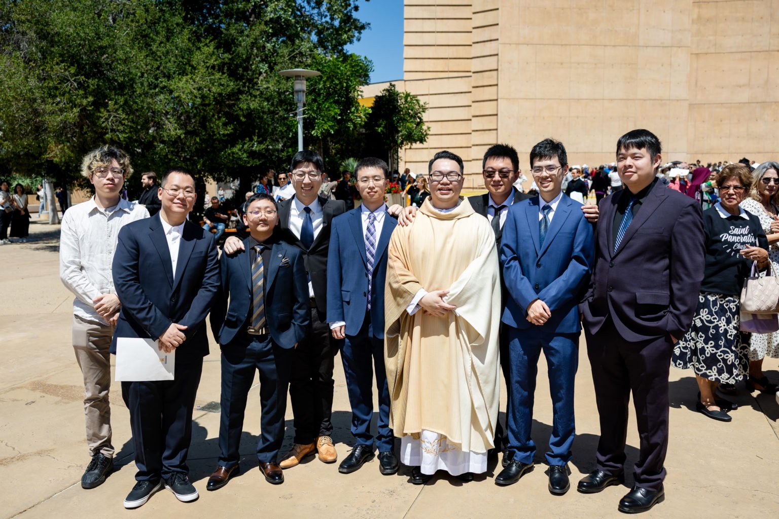 El padre Shengda “Martin” Zhu posa junto a familiares y seres queridos durante las primeras bendiciones impartidas tras la Misa de ordenación celebrada el 30 de mayo en la Catedral de Nuestra Señora de los Ángeles. (Joe Garcia III)