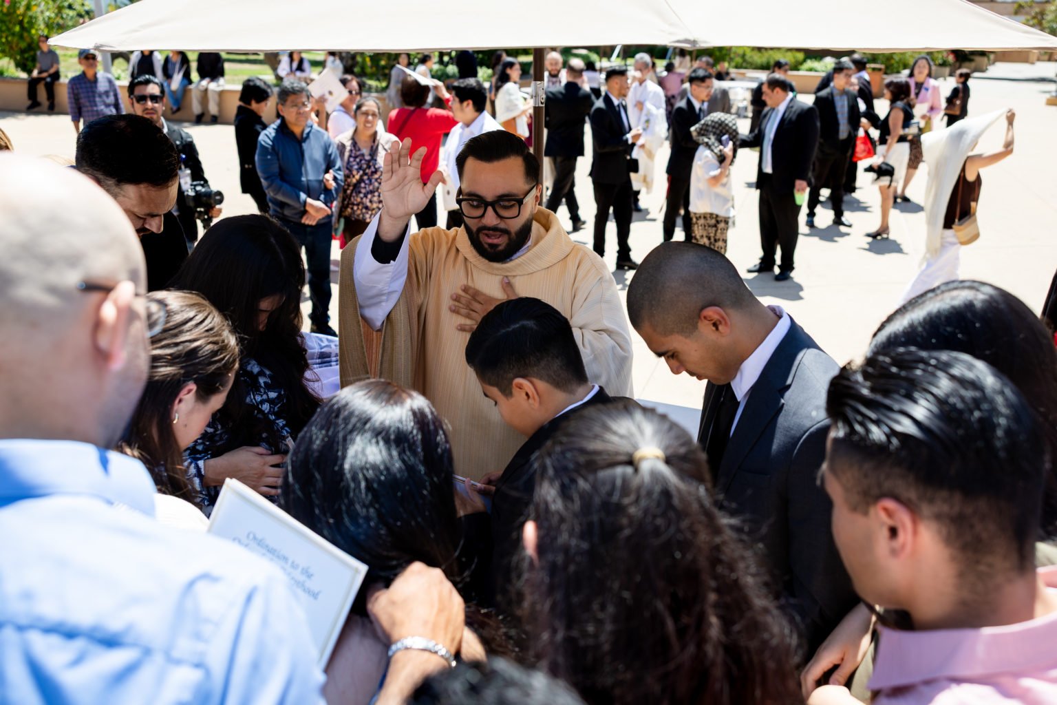 El padre David Zamora imparte sus primeras bendiciones tras la Misa de ordenación celebrada el 30 de mayo en la Catedral de Nuestra Señora de los Ángeles. (Joe Garcia III)