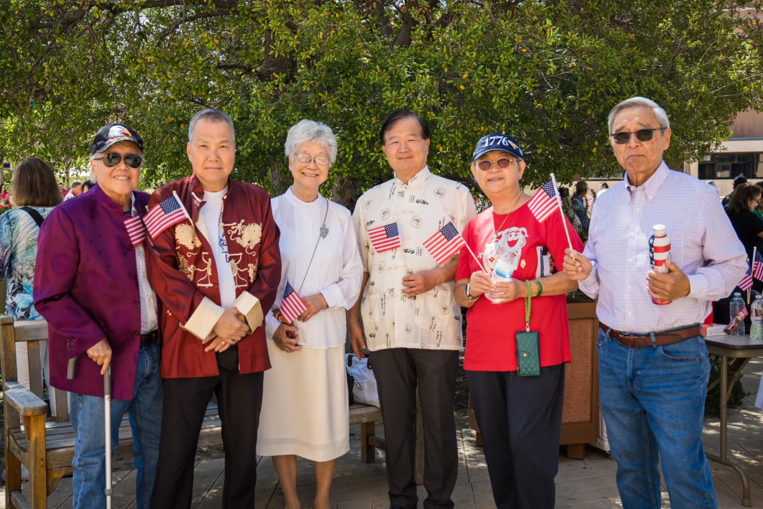 May Lau (segunda desde la derecha) posa junto a otros asistentes durante la Misa por la Nación, celebrada el 3 de julio en la Catedral de Nuestra Señora de los Ángeles. (Isabel Cacho)