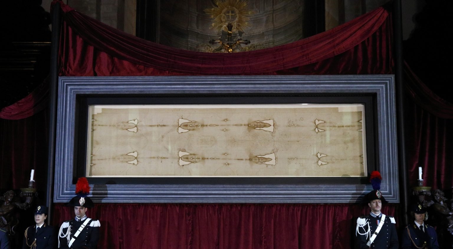 La Sábana Santa de Turín aparece en una fotografía de archivo tomada durante una presentación para periodistas en la Catedral de San Juan Bautista, en Turín, Italia. (Foto de CNS/Paul Haring)