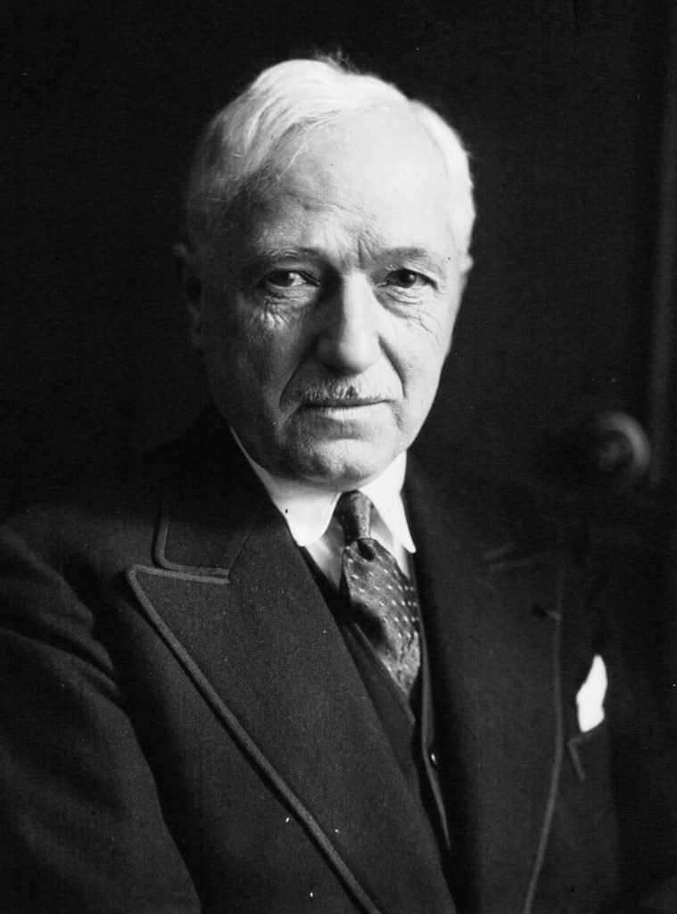 Jules Rimet, dirigente francés de fútbol y tercer presidente de la FIFA entre 1921 y 1954, fue un católico ferviente que impulsó la celebración de la primera Copa Mundial de la FIFA en 1930. Inspirado por la doctrina social de la Iglesia expuesta por el papa León XIII en la encíclica Rerum Novarum, Rimet promovió la defensa de la dignidad humana, la justicia social y la responsabilidad colectiva hacia los más vulnerables, convencido de que el deporte podía ser un vehículo para difundir estos valores y superar las divisiones sociales. El Trofeo Jules Rimet, que llevó su nombre, fue el precursor del actual trofeo de la Copa Mundial de la FIFA. (Foto OSV News/Wikipedia Commons, dominio público)