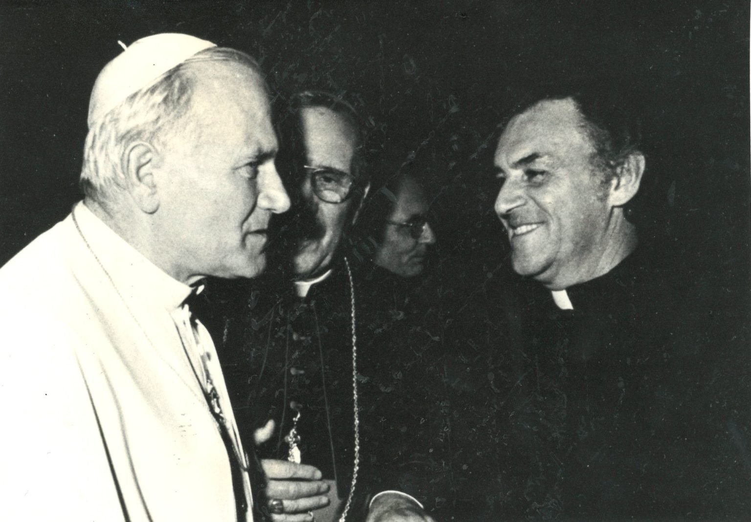 El padre Anthony Scannell se reúne con san Juan Pablo II en 1981 durante una audiencia privada de la Comisión Pontificia para las Comunicaciones Sociales. (Vatican Media/Archivo de The Tidings)