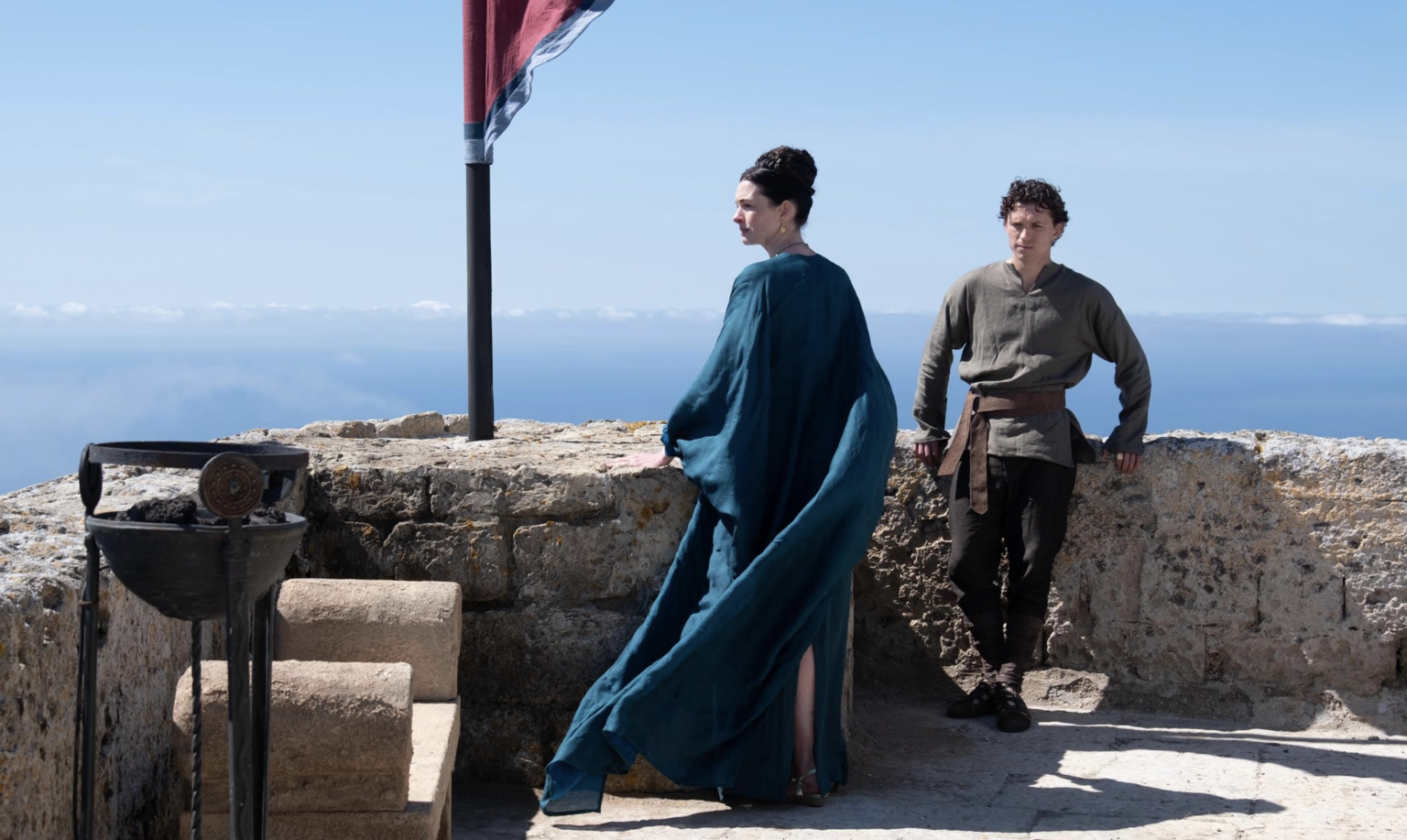 Anne Hathaway como Penélope y Tom Holland como Telémaco en una escena de "The Odyssey". (Melinda Sue Gordon © Universal Studios, vía IMDb)