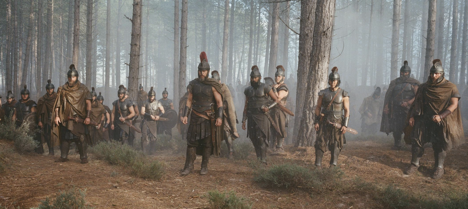 Matt Damon (centro) en una escena de "La Odisea". (Melinda Sue Gordon © Universal Studios, vía IMDb)