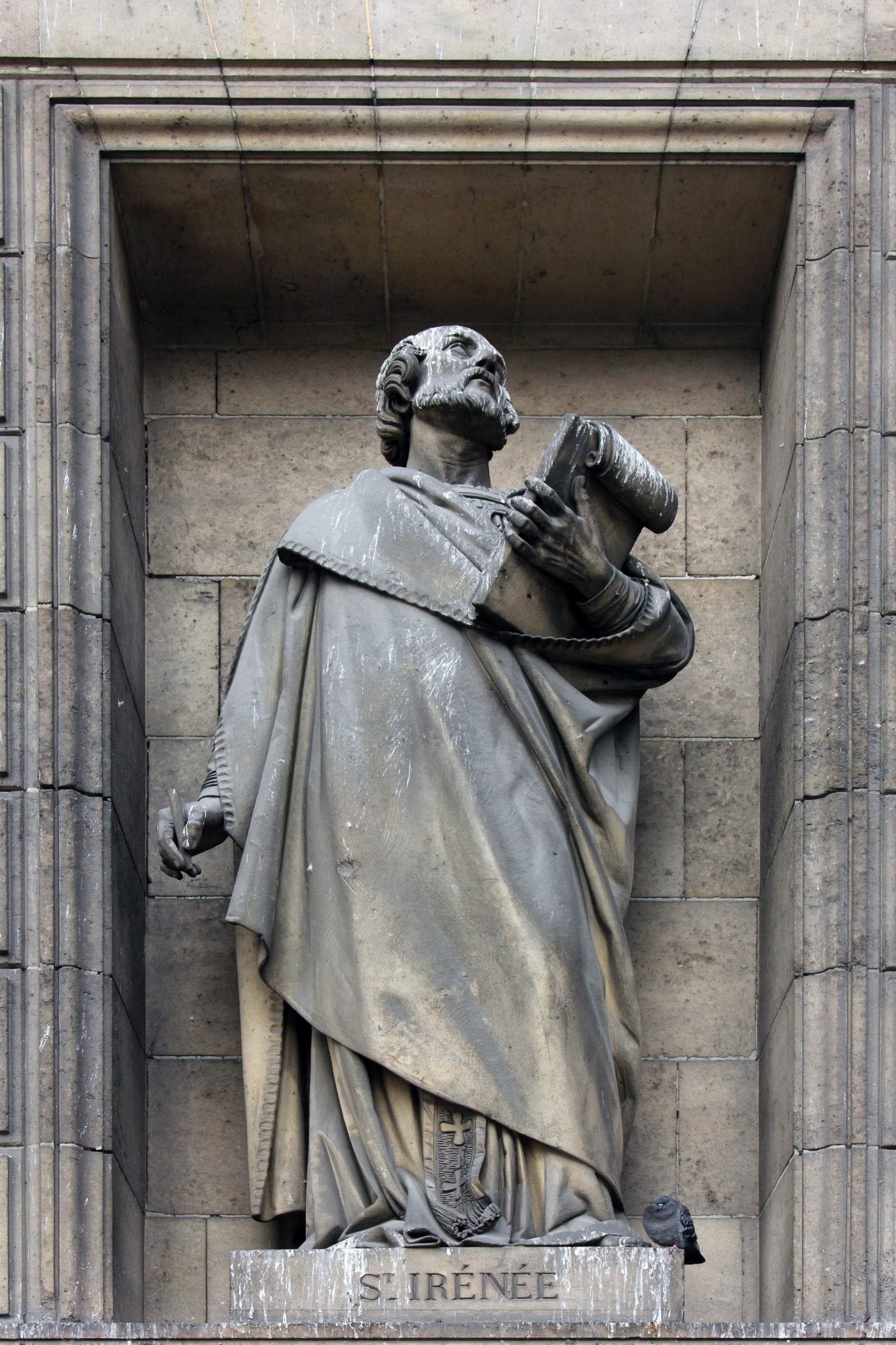 San Ireneo de Lyon, representado en la fachada de una iglesia de París, Francia. (Shutterstock)