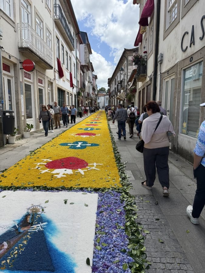Alfombras florales elaboradas con motivo de la solemnidad del Corpus Christi adornan las calles de Ponte de Lima, Portugal, una de las paradas de la autora durante su peregrinación. (Heidi Johnson)