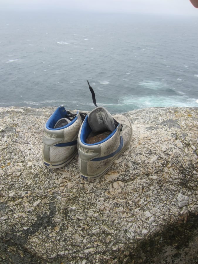 Las zapatillas Nike de Gus en Finisterre, la última etapa del Camino recorrido por la autora. (Cecilia Uribe)