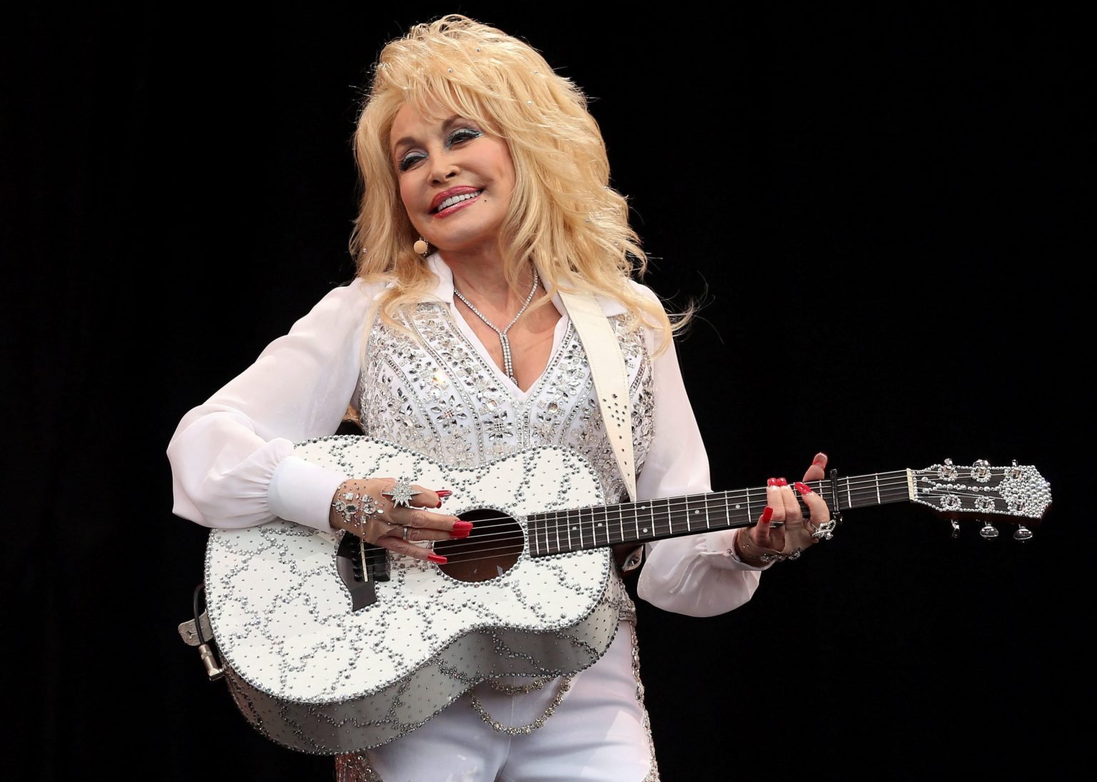 Dolly Parton se presenta en el Festival de Glastonbury en 2014. (OSV News/Cathal McNaughton, Reuters)