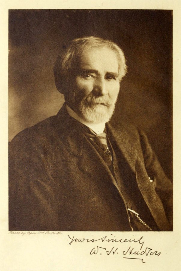 William Henry Hudson, hacia 1918. (Henry Opie, vía Wikimedia Commons)