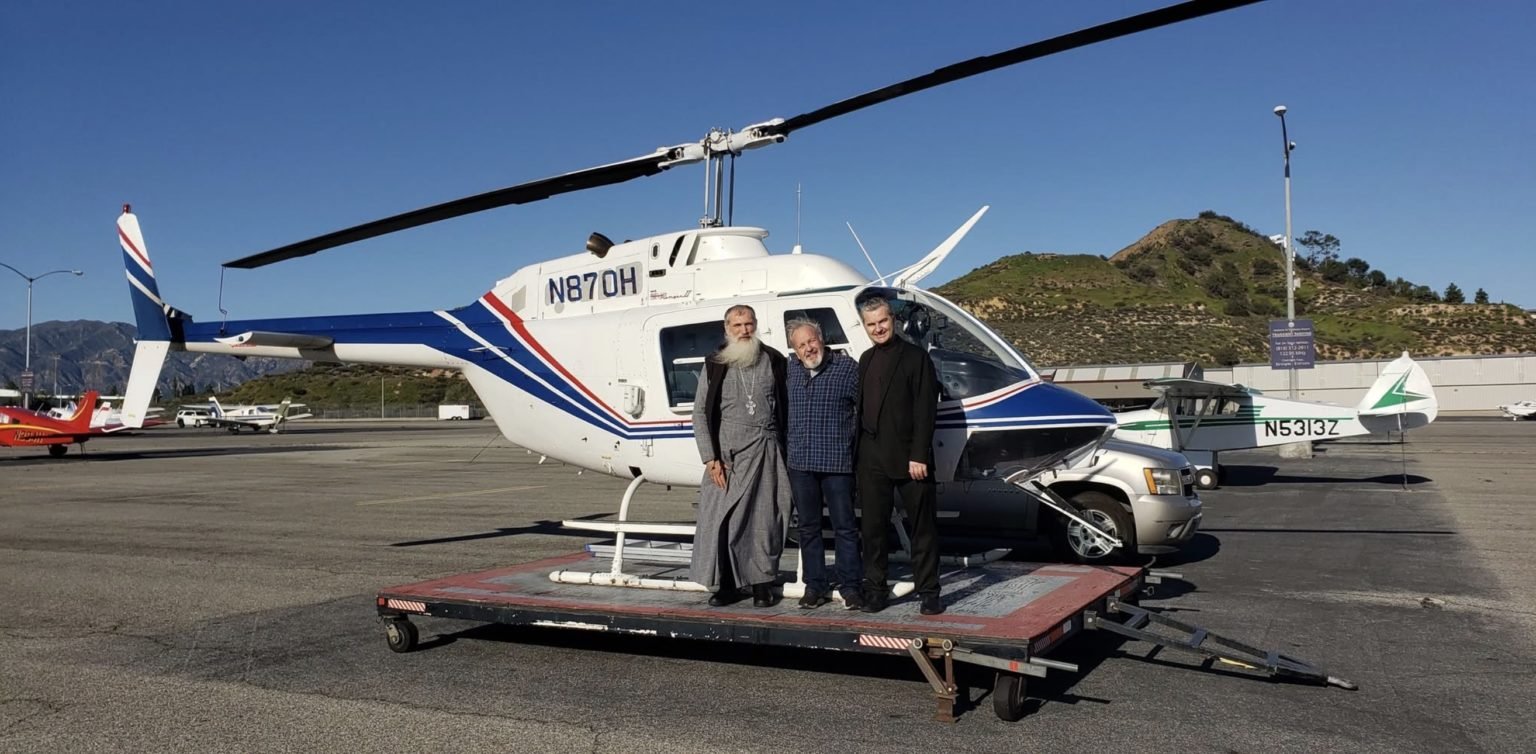 George Marciniw, en el centro, junto al padre Ihor Koshyk (derecha) y el obispo católico ucraniano Benedict Aleksiychuk, el día que realizaron un recorrido en helicóptero por el sur de California. En ese momento, la imagen era la foto de portada de Marciniw en Facebook. (Padre Ihor Koshyk)