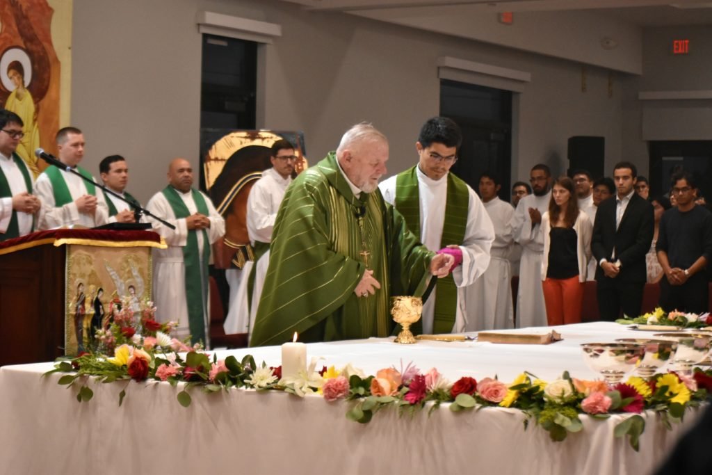 El arzobispo Thomas Wenski, de Miami, celebró una misa el 4 de julio en Orlando junto a varios cientos de misioneros que al día siguiente partieron para una misión de una semana “de dos en dos” por el sur de Estados Unidos. (Seminario Redemptoris Mater de Miami)