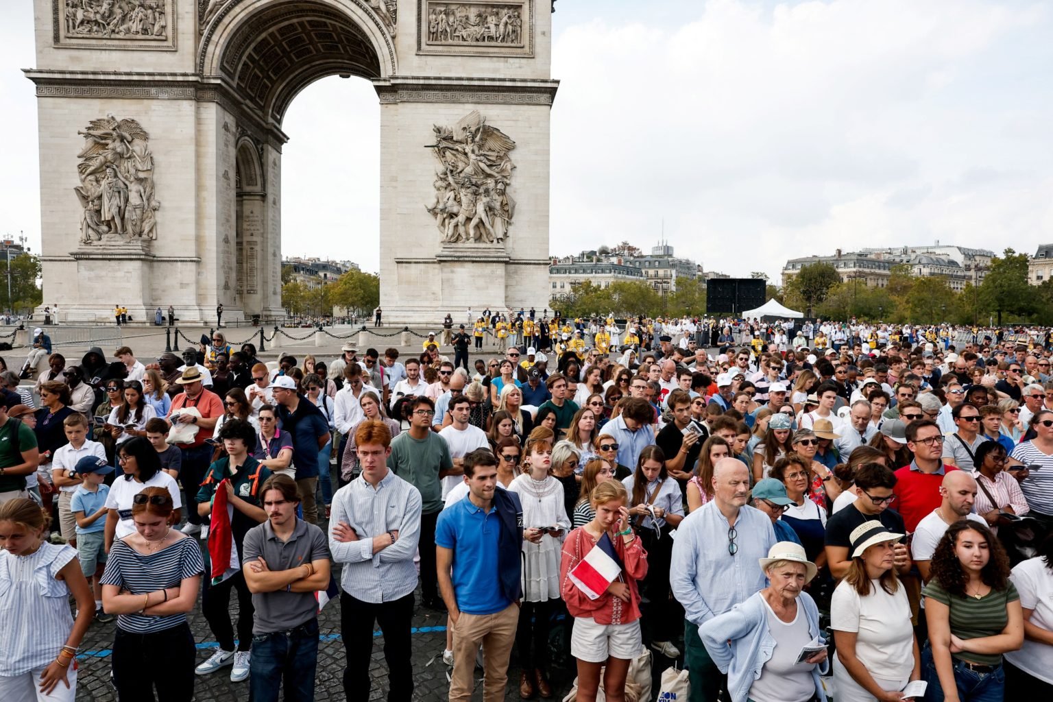 Personas se reúnen cerca del Arco de Triunfo de París para participar de una Misa al aire libre presidida por el papa León XIV en la Plaza de la Concordia, el 26 de septiembre. (OSV News/Benoit Tessier, Reuters)