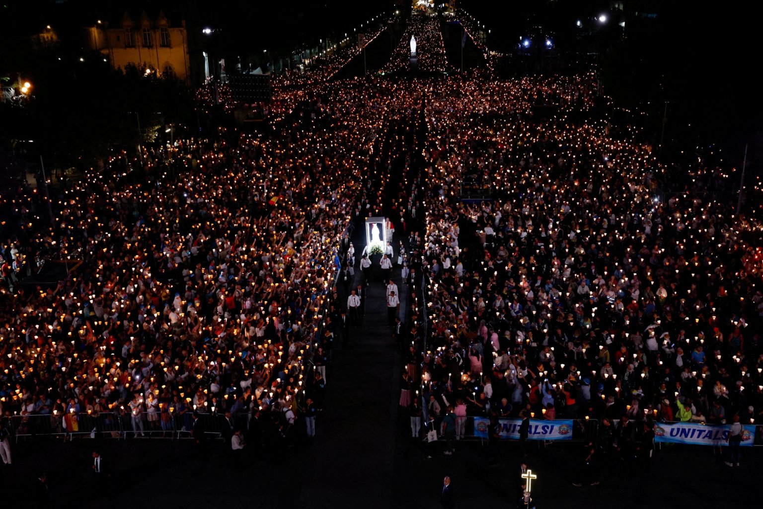 El papa León XIV encabeza una procesión con velas en el Santuario de Nuestra Señora de Lourdes, el 27 de septiembre. (OSV News/Remo Casilli, Reuters)