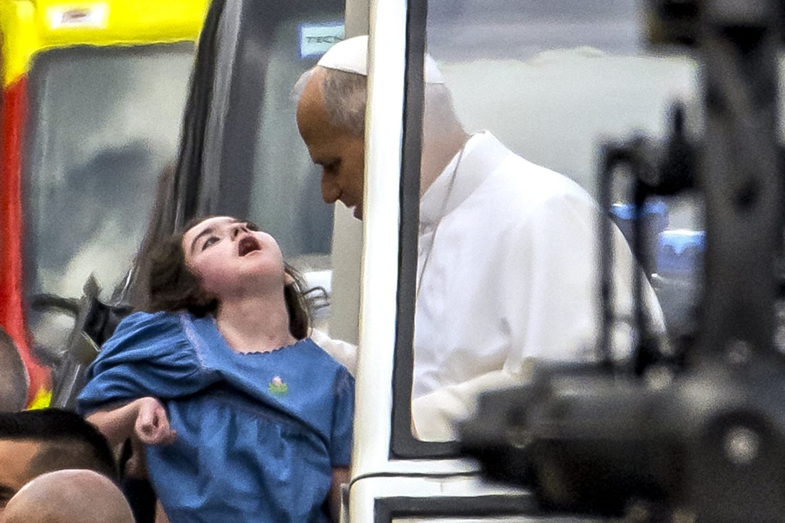 El papa León XIV bendice a Marie-Garance Noël, una niña con múltiples discapacidades, mientras recorre en el papamóvil la avenida de los Campos Elíseos rumbo a la Plaza de la Concordia, en el centro de París, el 26 de septiembre, para celebrar una Misa al aire libre, durante el segundo día de su visita a Francia. (OSV News/Alessia Giuliani, CPP)