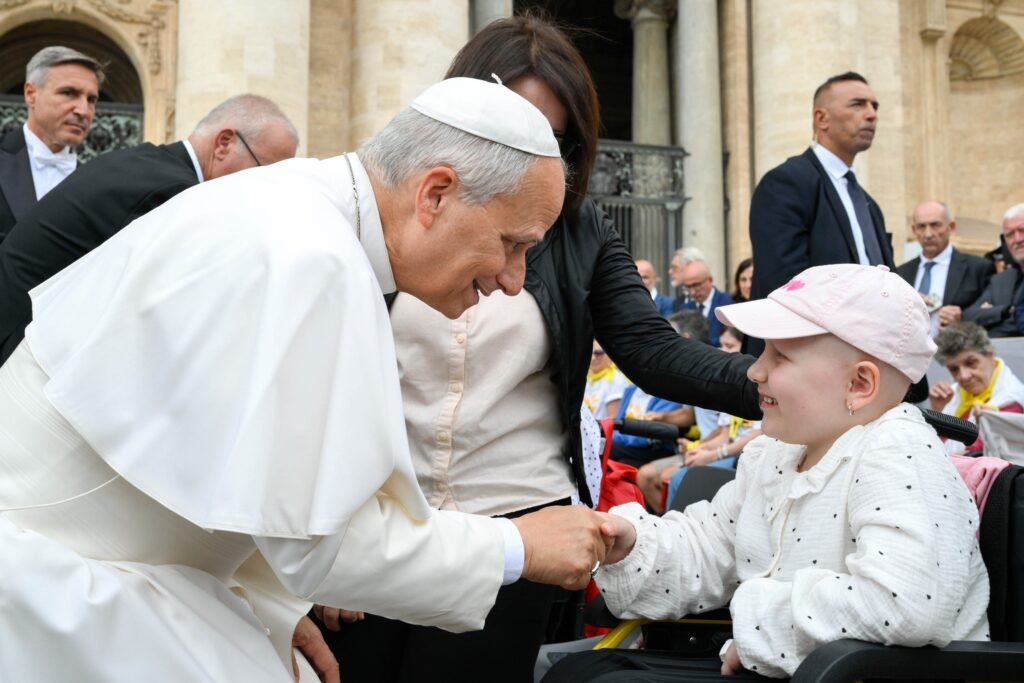 El papa León XIV saluda a un niño al finalizar su audiencia general en la plaza de San Pedro, en el Vaticano, el 7 de octubre de 2026. (Foto CNS/Vatican Media)
