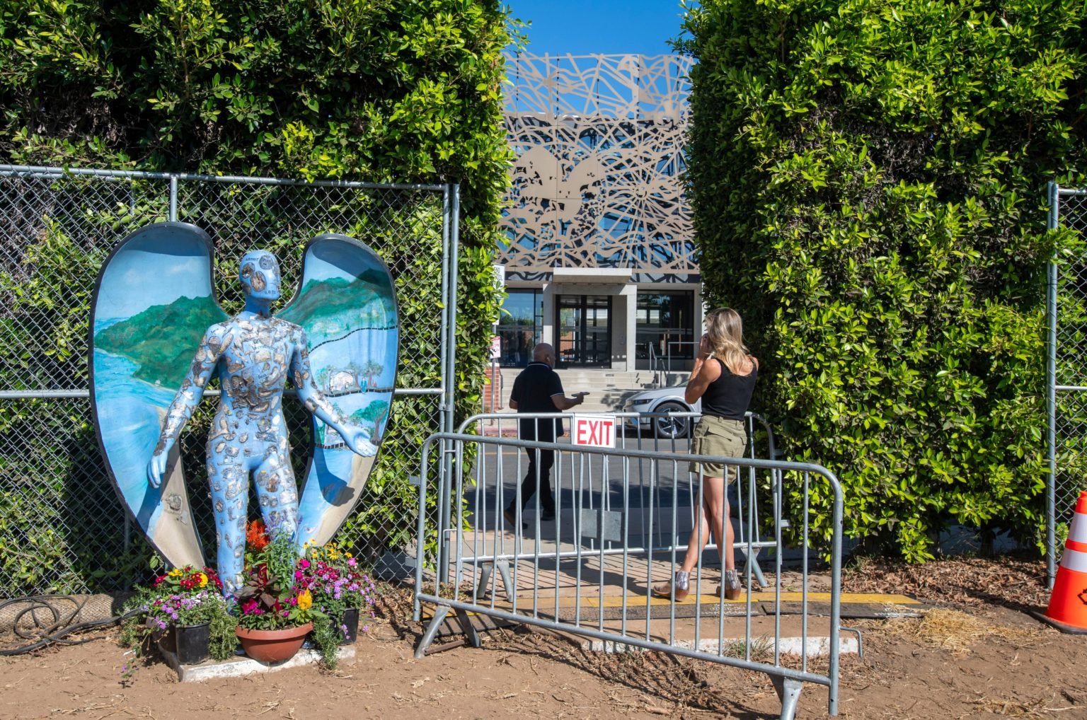 La escultura del ángel azul que estaba junto a Corpus Christi y sobrevivió al incendio de Palisades acompaña a los voluntarios cerca de uno de los lugares de trabajo. (Mike Goulding)