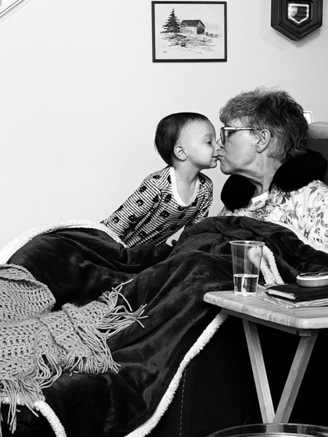 La madre de la autora y su hijo. (Foto cortesía de la autora)