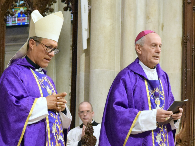 Cientos de Personas Reunidas para Misa en Honor a San Óscar Romero