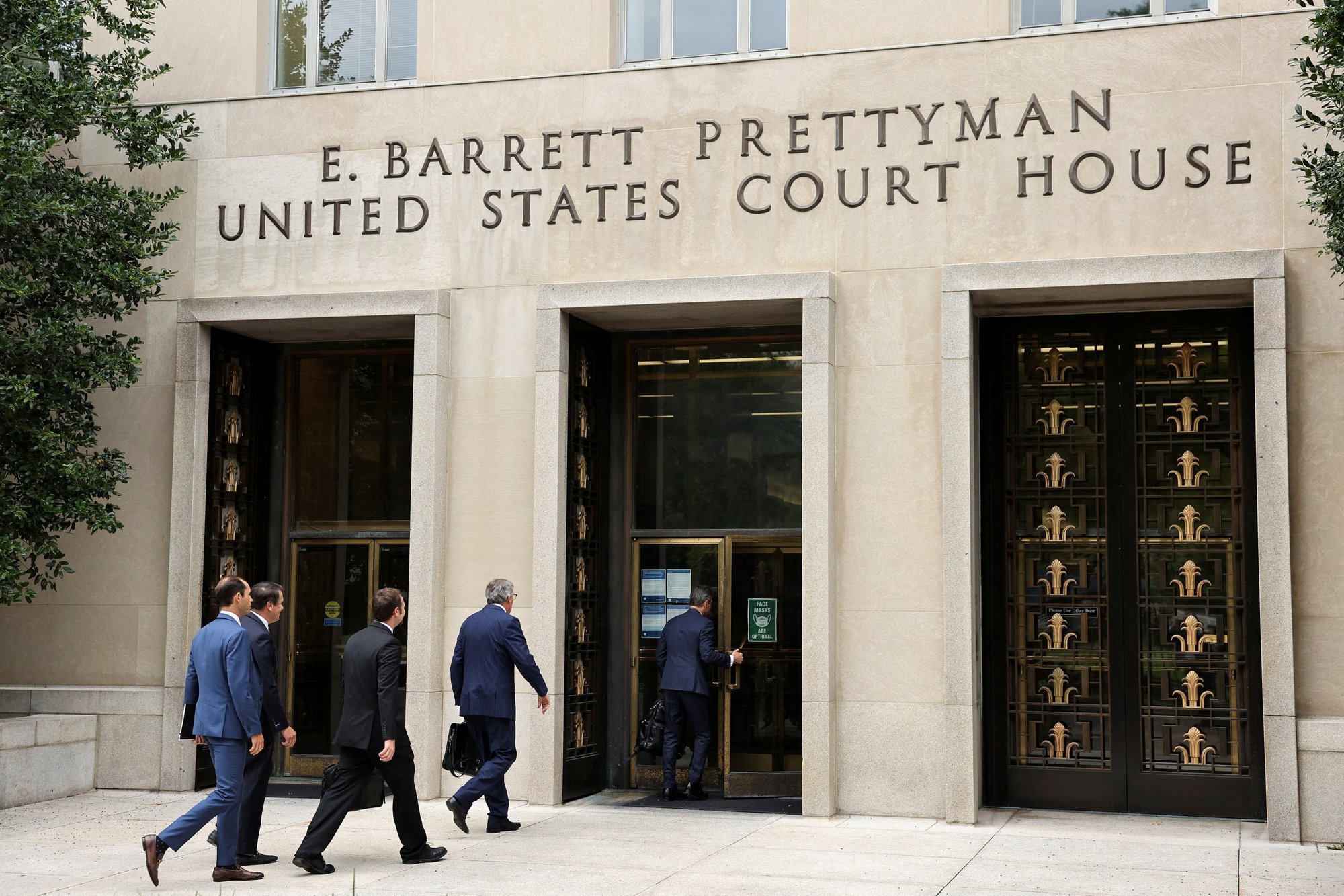 Abogados llegan al Tribunal Federal E. Barrett Prettyman, en Washington, en esta fotografía de archivo del 28 de agosto de 2023. El 20 de octubre de 2026, la Corte de Apelaciones de Estados Unidos para el Circuito del Distrito de Columbia dictaminó que una coalición de organizaciones religiosas puede continuar con su impugnación de la decisión del Gobierno de Trump de levantar las restricciones a las operaciones de control migratorio en los lugares de culto. (Foto de OSV News/Kevin Wurm, Reuters)