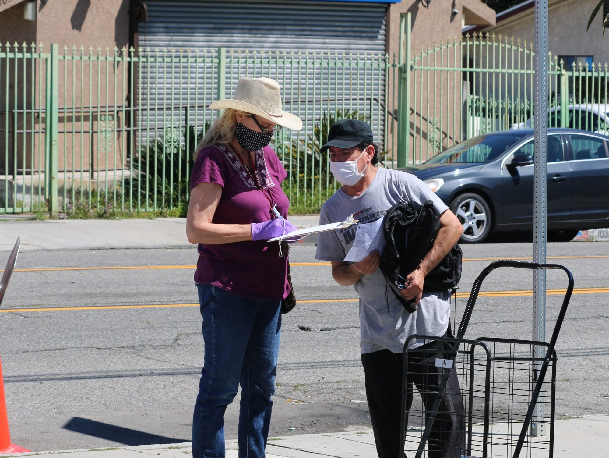 Mary Agnes Erlandson, directora de St. Margaret's Center en Lennox, apunta información de un visitante el 15 de abril, 2020. (Pablo Kay)