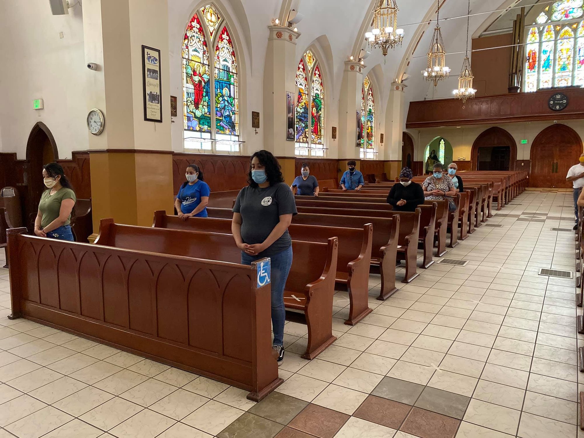 Voluntarios y trabajadores de la parroquia de Santa Cruz en el sur de Los Angeles se preparan el 2 de junio para reabrir el templo al culto. (Iglesia Católica Santa Cruz LA/Facebook)